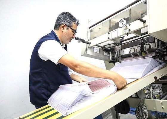 impresión actas ONPE — Personal de la ONPE supervisa el proceso de impresión de las actas para las elecciones regionales y municipales de octubre. Foto de: El Peruano