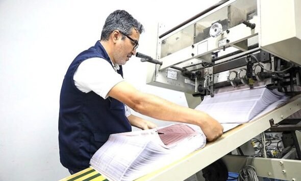 impresión actas ONPE — Personal de la ONPE supervisa el proceso de impresión de las actas para las elecciones regionales y municipales de octubre. Foto de: El Peruano