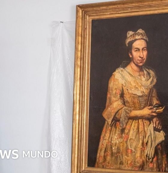 Pareja Argentina — Retrato de una mujer con vestimenta antigua que fue robado por los nazis y hallado en una casa cerca de Buenos Aires. Foto de: STR/EPA/Shutterstock