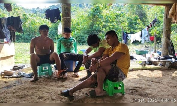 PNP logra golpe — Hombres en una zona rural de la Amazonía peruana, donde se identifican nuevas rutas de tráfico de cocaína en la región de Cusco. Foto de: La República