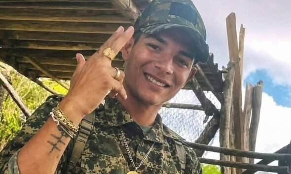 El alias Bendito Menor aparece en una fotografía compartida en redes sociales antes de su muerte en un operativo policial. Foto de: Facebook El Pingüe