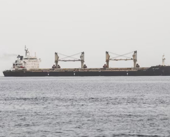 estrecho Bab el Mandeb — Un buque de carga navega por rutas marítimas estratégicas, como el estrecho de Bab el-Mandeb, vitales para el comercio global. Foto de: CNN en Español