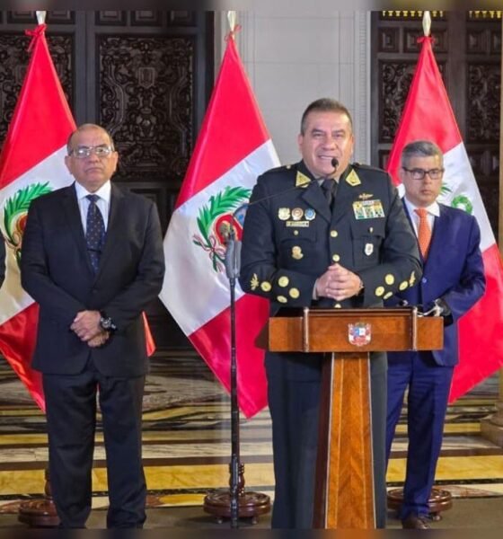 El general Óscar Arriola durante una ceremonia oficial en Perú, tras su renuncia como comandante general de la Policía Nacional. Foto de: La República