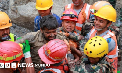 central hidroeléctrica — Equipos de rescate atienden a uno de los trabajadores rescatados tras quedar atrapados durante nueve días en un túnel en la frontera entre Nepal y Tíbet. Foto de: Reuters