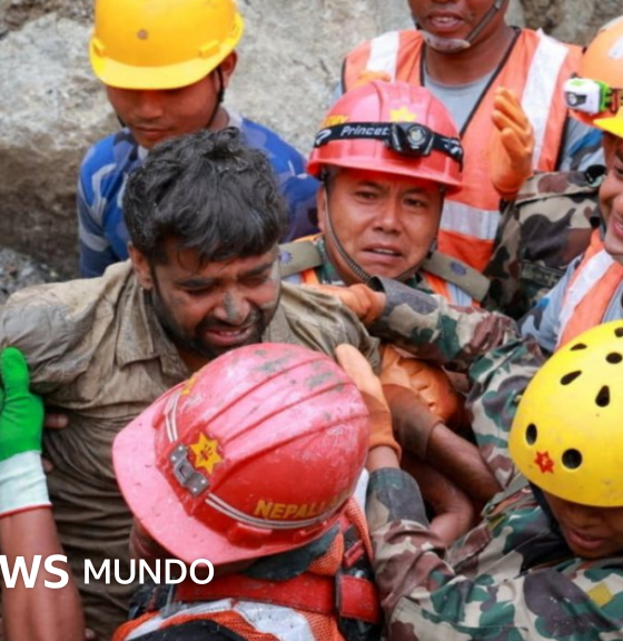 central hidroeléctrica — Equipos de rescate atienden a uno de los trabajadores rescatados tras quedar atrapados durante nueve días en un túnel en la frontera entre Nepal y Tíbet. Foto de: Reuters