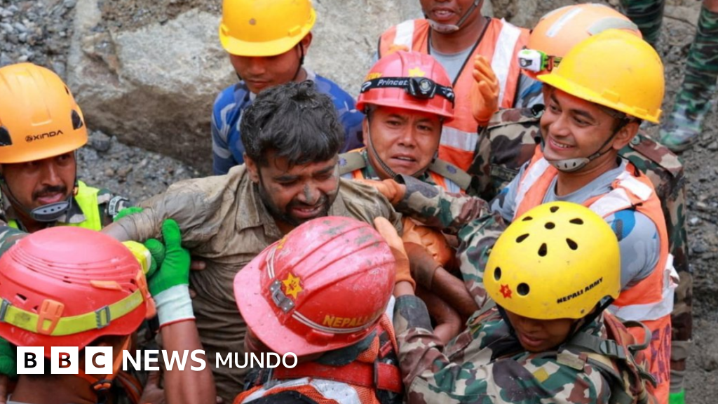 central hidroeléctrica — Equipos de rescate atienden a uno de los trabajadores rescatados tras quedar atrapados durante nueve días en un túnel en la frontera entre Nepal y Tíbet. Foto de: Reuters
