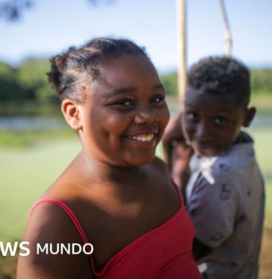 Dos niños sonríen frente a un cuerpo de agua en la isla colombiana de San Andrés, en el Caribe. Foto de: Juancho Torres/Anadolu Agency via Getty Images