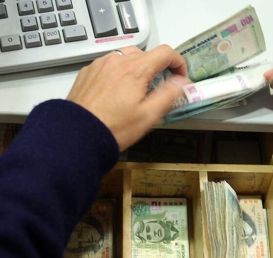 San Isidro — Una persona manipula billetes de soles peruanos sobre un mostrador, en el contexto de la lucha contra empresas informales en Lima. Foto de: Gestión