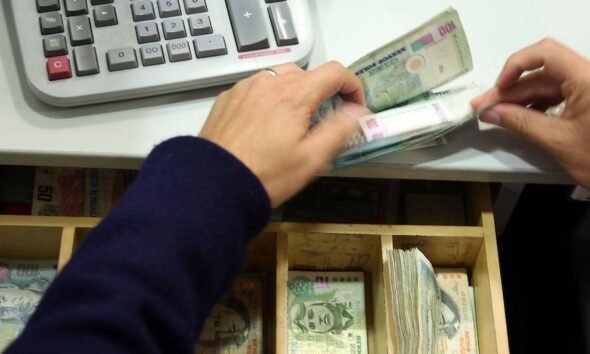 San Isidro — Una persona manipula billetes de soles peruanos sobre un mostrador, en el contexto de la lucha contra empresas informales en Lima. Foto de: Gestión