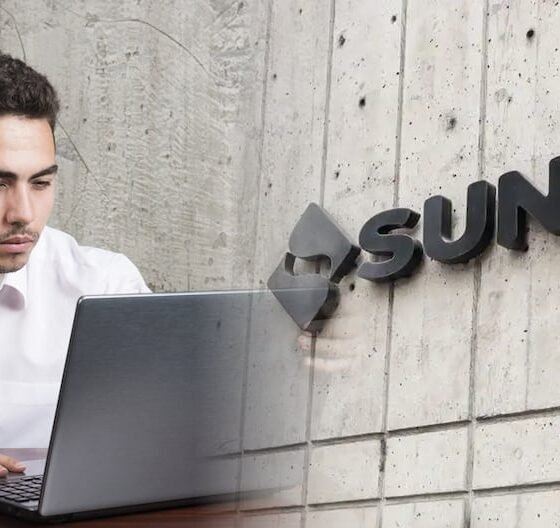 pruebas detalladas — Un hombre utiliza una computadora portátil frente a un muro con el logotipo de la Sunat. Foto de: Gestión