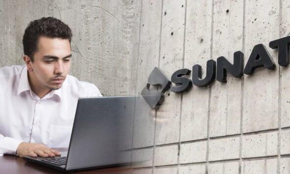 pruebas detalladas — Un hombre utiliza una computadora portátil frente a un muro con el logotipo de la Sunat. Foto de: Gestión