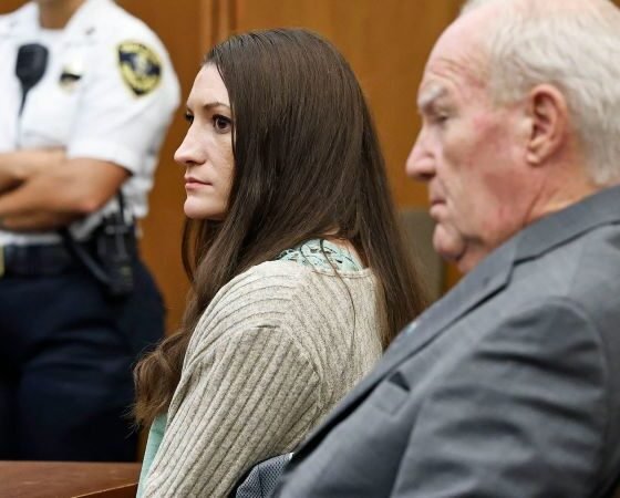 veredicto Lindsay Clancy — Lindsay Clancy y un hombre mayor asisten a su juicio, el cual enfrenta una posible anulación por falta de veredicto. Foto de: CNN en Español