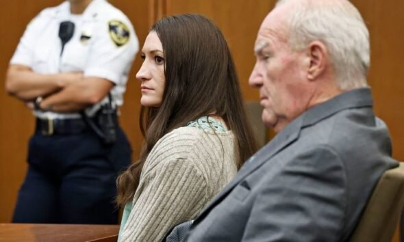 veredicto Lindsay Clancy — Lindsay Clancy y un hombre mayor asisten a su juicio, el cual enfrenta una posible anulación por falta de veredicto. Foto de: CNN en Español