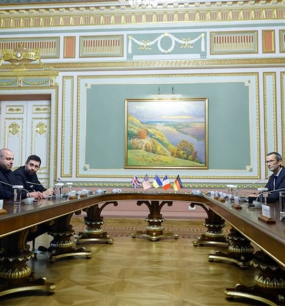 Zelensky recibe enviados — El presidente ucraniano Volodímir Zelenski se reúne con representantes de Estados Unidos para discutir la situación del conflicto en Ucrania. Foto de: Infobae