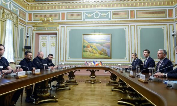 Zelensky recibe enviados — El presidente ucraniano Volodímir Zelenski se reúne con representantes de Estados Unidos para discutir la situación del conflicto en Ucrania. Foto de: Infobae
