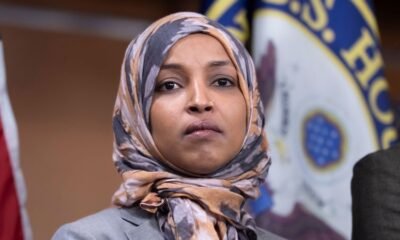 Agentes federales — La representante Ilhan Omar durante una comparecencia oficial. Foto de: CNN en Español