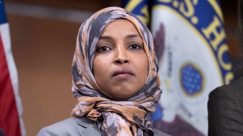 Agentes federales — La representante Ilhan Omar durante una comparecencia oficial. Foto de: CNN en Español