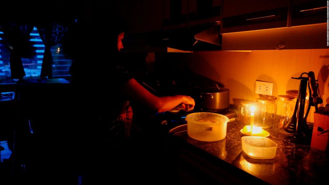 apagón Egasa Arequipa — Una persona prepara alimentos en una cocina iluminada por velas, mientras se reportan fallas en el suministro eléctrico en Arequipa. Foto de: El Búho