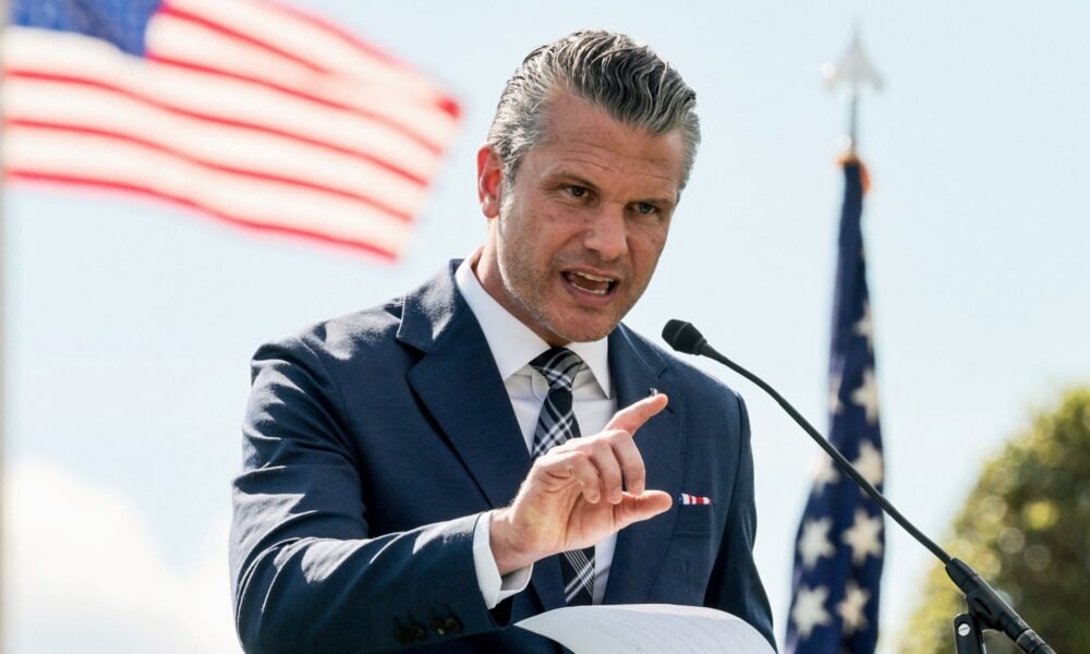fusilamiento de Hasan — El Secretario de Defensa de EE. UU., Pete Hegseth, habla durante una ceremonia en el Pentágono sobre medidas de disuasión militar. Foto de: Jonathan Ernst/Reuters
