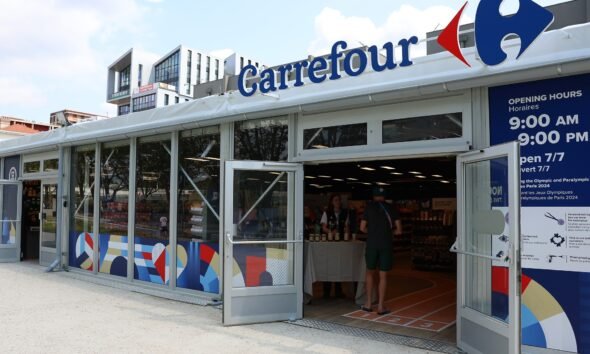 ataque cibernético supermercados Francia — Un supermercado Carrefour en la zona de la Villa Olímpica de París, afectado por un ciberataque que dañó los sistemas de conservación de alimentos. Foto de: Richard Pelham/Getty Images