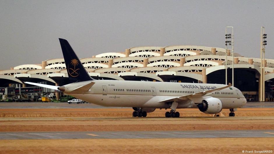 ataques sauditas hutíes — Un avión de la aerolínea Saudia en la pista del aeropuerto de Riad, en un contexto de tensiones en la región. Foto de: Frank Sorge/IMAGO