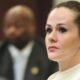 sobrevivir Christa Pike — Christa Pike mira hacia adelante durante un procedimiento legal tras sobrevivir a una inyección letal. Foto de: CNN en Español