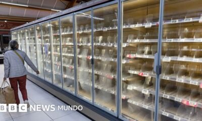 Ciberataque Francia afecta — Una mujer observa las vitrinas refrigeradas vacías en un supermercado francés tras un ciberataque que afectó a los sistemas de refrigeración. Foto de: Getty Images