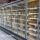 Ciberataque Francia afecta — Una mujer observa las vitrinas refrigeradas vacías en un supermercado francés tras un ciberataque que afectó a los sistemas de refrigeración. Foto de: Getty Images