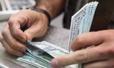 Congreso peruano presenta — Unas manos manipulan billetes de moneda peruana, ilustrando el debate sobre el retiro de fondos de las AFP y el acceso a pensiones mínimas. Foto de: Gestión