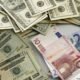 crisis financiera euro — Billetes de euro y dólares estadounidenses esparcidos, ilustrando la volatilidad del euro frente al dólar y las tensiones en los mercados financieros. Foto de: LUMARD/Pixabay