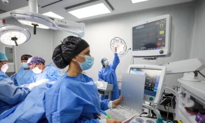 recursos humanos, — Personal médico de EsSalud trabaja en un quirófano mientras la institución enfrenta debates sobre la distribución de su presupuesto. Foto de: Gestión