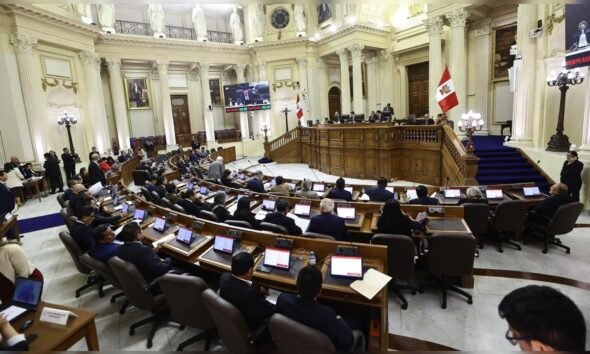 facultades legislativas — Senadores en el recinto del Senado de la Nación debaten sobre el pedido de facultades que será votado el próximo lunes. Foto de: La República