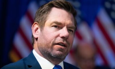 investigación penal — El excongresista Eric Swalwell es investigado tras el registro de una mansión en Beverly Hills vinculada a su nombre. Foto de: CNN en Español