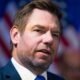 investigación penal — El excongresista Eric Swalwell es investigado tras el registro de una mansión en Beverly Hills vinculada a su nombre. Foto de: CNN en Español