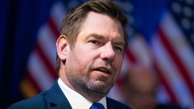 investigación penal — El excongresista Eric Swalwell es investigado tras el registro de una mansión en Beverly Hills vinculada a su nombre. Foto de: CNN en Español