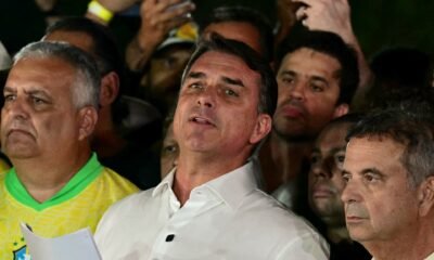 El senador Flavio Bolsonaro reacciona tras conocer los resultados de las elecciones presidenciales en Brasilia. Foto de: AFP