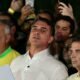 El senador Flavio Bolsonaro reacciona tras conocer los resultados de las elecciones presidenciales en Brasilia. Foto de: AFP