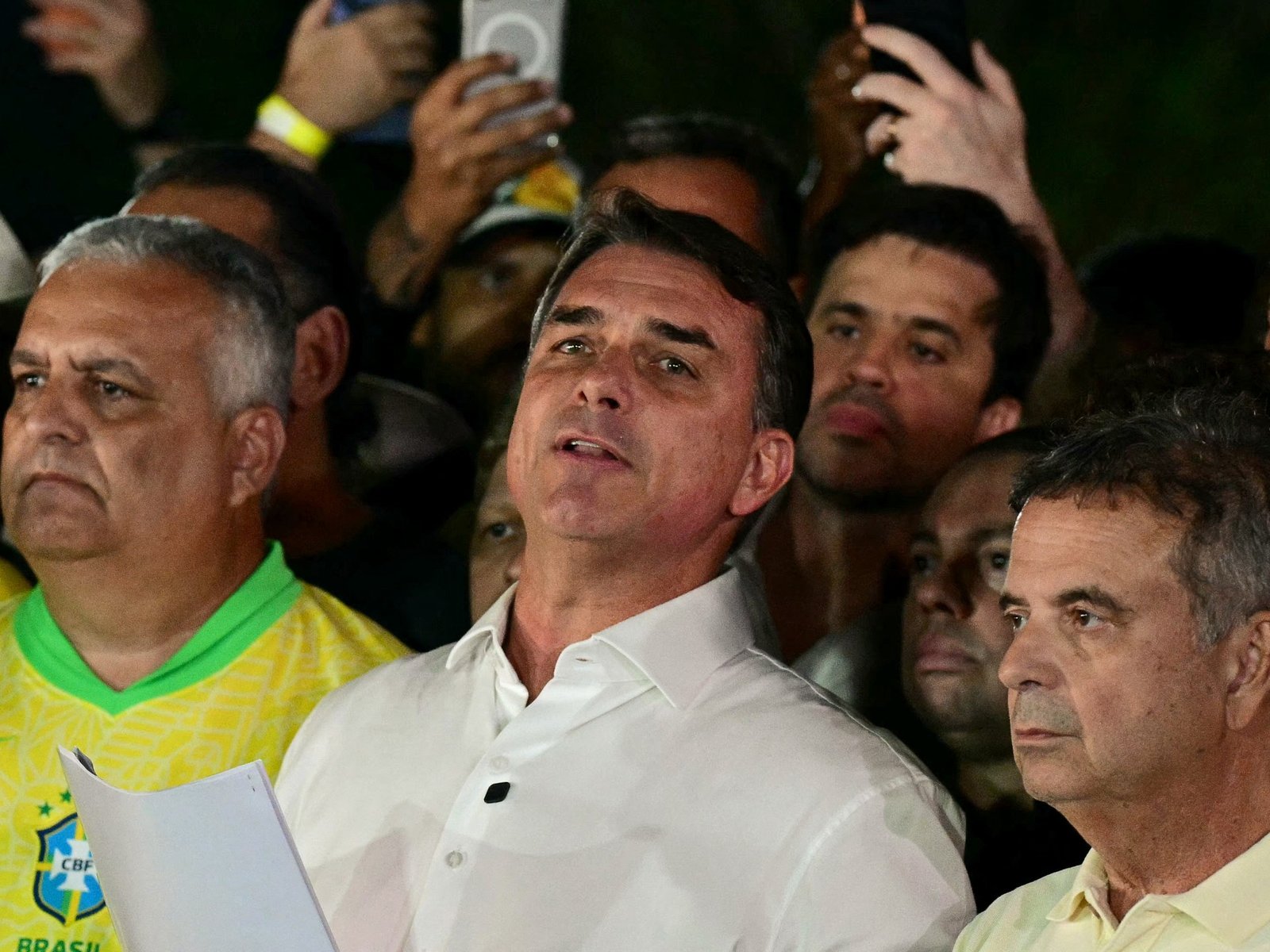 El senador Flavio Bolsonaro reacciona tras conocer los resultados de las elecciones presidenciales en Brasilia. Foto de: AFP