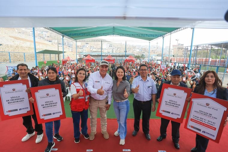 Gobierno peruano — Autoridades y beneficiarios reciben títulos de propiedad en San Juan de Lurigancho tras 26 años de espera. Foto de: El Peruano