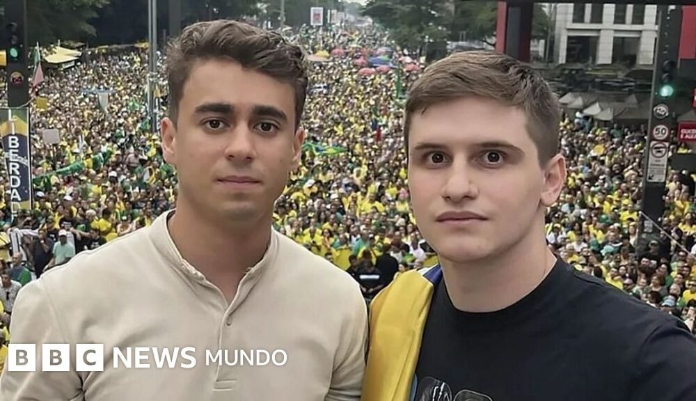Influencers derecha alcanzan — Los influencers y diputados brasileños Nikolas Ferreira y Lucas Pavanato posan frente a una multitud durante un acto de campaña. Foto de: Redes sociales
