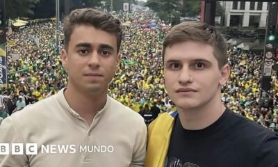 Influencers derecha alcanzan — Los influencers y diputados brasileños Nikolas Ferreira y Lucas Pavanato posan frente a una multitud durante un acto de campaña. Foto de: Redes sociales