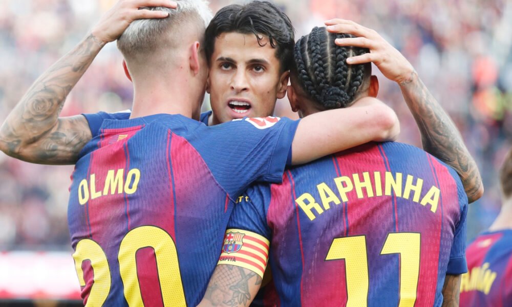Joao Cancelo Barça — Cancelo celebra junto a sus compañeros de equipo tras su regreso al FC Barcelona. Foto de: Francesc Adelantado