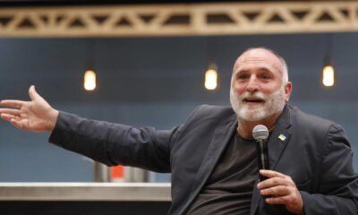El chef José Andrés habla durante un evento, en una imagen de archivo utilizada para el artículo sobre su respuesta a Óscar Puente. Foto de: EFE