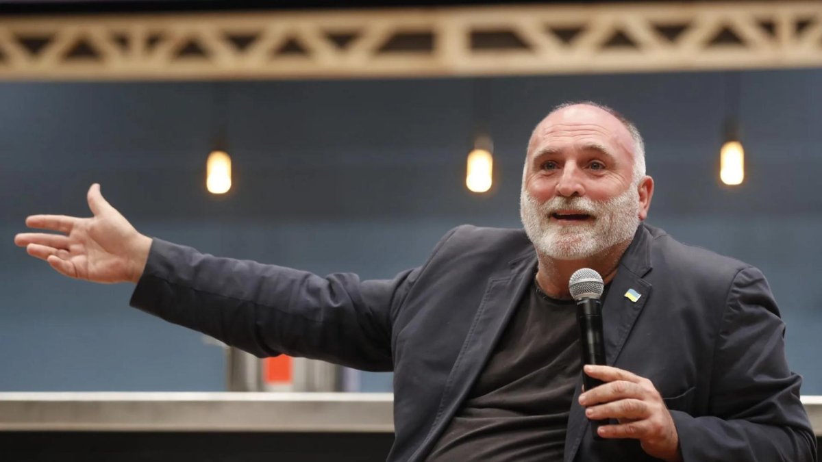 El chef José Andrés habla durante un evento, en una imagen de archivo utilizada para el artículo sobre su respuesta a Óscar Puente. Foto de: EFE