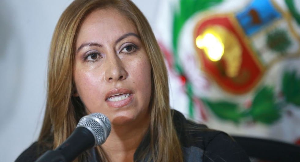 credencial alcalde López Aliaga — Katherine Ampuero habla ante un micrófono en un contexto de declaraciones sobre la situación política en Lima. Foto de: Gestión