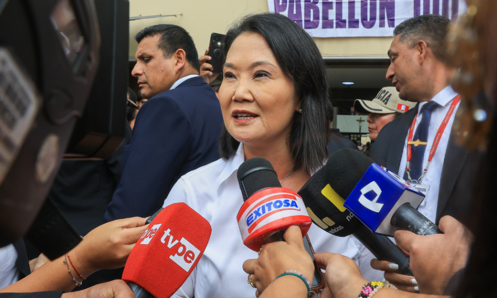 Keiko Fujimori amenazas — La política peruana Keiko Fujimori es interrogada por diversos medios de comunicación tras las presuntas amenazas en su contra. Foto de: Exitosa Noticias