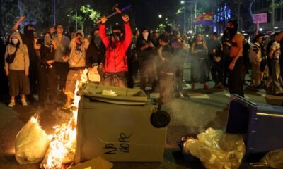 Manifestantes Barcelona protestan — Manifestantes se reúnen en las calles de Barcelona durante una protesta por la crisis de la vivienda. Foto de: El País