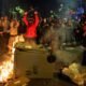Manifestantes Barcelona protestan — Manifestantes se reúnen en las calles de Barcelona durante una protesta por la crisis de la vivienda. Foto de: El País