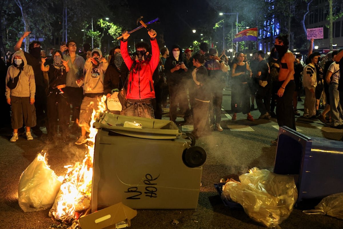 Manifestantes Barcelona protestan — Manifestantes se reúnen en las calles de Barcelona durante una protesta por la crisis de la vivienda. Foto de: El País