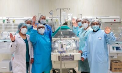 Medicina peruana: — Personal médico en una unidad de cuidados intensivos neonatales durante la celebración del Día de la Medicina Peruana. Foto de: El Peruano